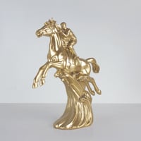 مجسم فارس وخيله باللون الذهبي