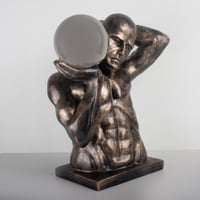 تمثال معضل كبير حامل الكورة