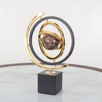 مجسم استيل كرة بقاعدة رخام وسط