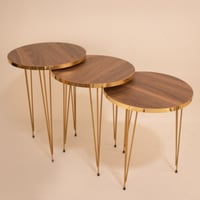 طقم طاولات خدمة دائرية بني وحزام ذهبي