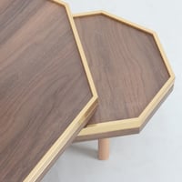 طقم طاولات 1+4 بني بحواف ذهبية قواعد خشبية