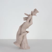 مجسم اهداء ورد للعشاق بأيادي متماسكه