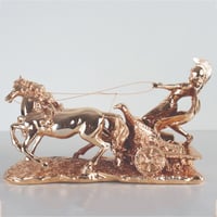 مجسم عربة أحصنة