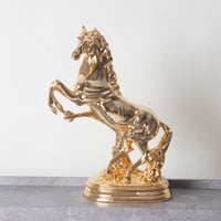 مجسم الحصان الذهبي وسط