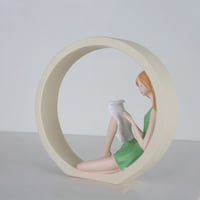 مجسم فتاه تتعلم للفن الموسيقي باللون الابيض