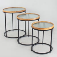 طقم طاولات دائرية بسطح زجاج وقواعد حديد