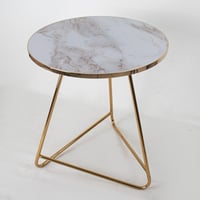 طاولة مفرد سطح خشب بشكل رخام ابيض وقاعدة استيل