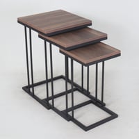 طقم طاولات خدمة ذات أسطح خشبية وقواعد حديد