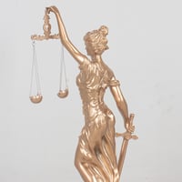 مجسم رمز العداله كبير