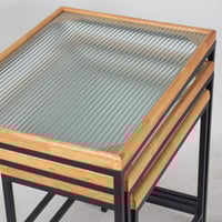 طقم طاولات مربعة بسطح زجاج وقواعد حديد