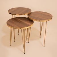 طقم طاولات خدمة دائرية بني وحزام ذهبي