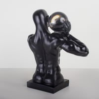 مجسم عضلي اسود