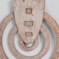 تقويم خشبي يدوي