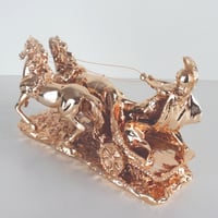 مجسم عربة أحصنة