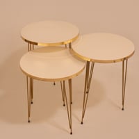 طقم طاولات خدمة دائرية سكري وحزام ذهبي