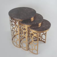 طاولات خدمة 3 قطع ستيل ذهبي اللون بسطح رخام