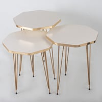 طقم طاولات خدمة سداسي سكري وحزام ذهبي ( ارجل حديد...