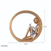 مجسم فتاه تتعلم للفن الموسيقي باللون الذهبي