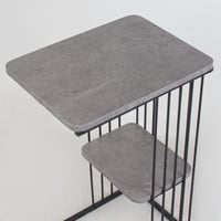 طاوله خدمة مفرد رمادي قواعد حديد بسطح خشبي