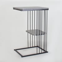 طاوله خدمة مفرد رمادي قواعد حديد بسطح خشبي