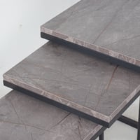 طقم طاولات خدمة ذات أسطح خشبية وقواعد حديد