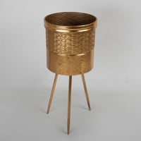 مركن ذهبي حديد بأرجل طويلة