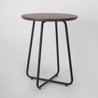 طاولة بسطح خشبي وأرجل حديدية مميزة