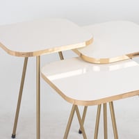 طقم طاولات خدمة - سطح مربع سكري - حواف وقواعد ذهبي