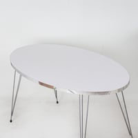 طقم طاولات بسطح خشبي أبيض وقواعد حديد