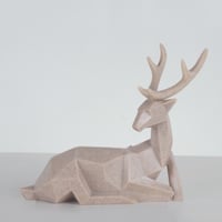 مجسم بشكل غزال وبتفاصيل مكعبه