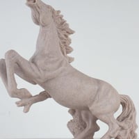 مجسم حصان بتفاصيل ونحت دقيق