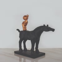 مجسم حصان أسود