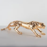 مجسم نمر ذهبي اللون صغير