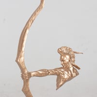 مجسم سهم وسط ذهبي