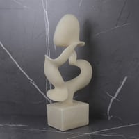 تحفة فنية انسيابية بتصميم تجريدي عصري