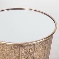 مركن معدن باللون الذهبي سطح مرايا