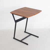 طاولة ضيافة - سطح خشبي فاتح - قواعد معدنية