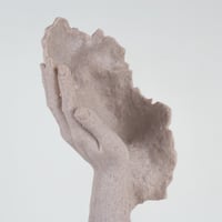 مجسم منحوت بشكل نائم