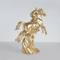 مجسم فارس وخيله باللون الذهبي