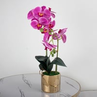 تحفه ورد صناعي نيو ستايل مع قاعدة فخارية ذهبية