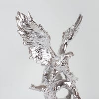 مجسم صقر واقف فضي اللون