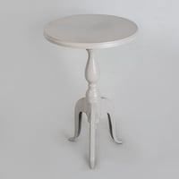 طاولة ضيافه معدنيه باللون الابيض السكري