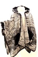 رداء معطف الاسكيمو بفراء وقبعة.