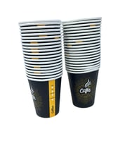 كاسات قهوة ورقية أنيقة بتصميم أسود فاخر، عليها طبا...