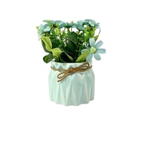 نبتة صناعية بزهور زرقاء مع فازة