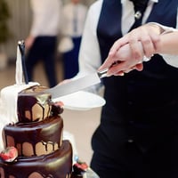 طقم تقطيع كيك من قطعتين لحفلات الزفاف مع شفرات