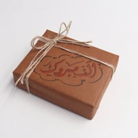 تغليف كرتوني مع شريطة خيش