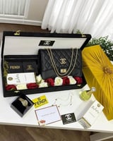 طقم هدايا نسائي: شنطة شنل، ساعة فندي، عطر ديور، إس...