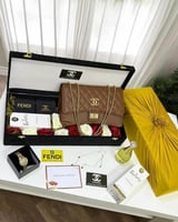 طقم هدايا نسائي: شنطة شنل، ساعة فندي، عطر ديور، إس...