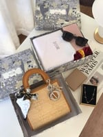 طقم ديور شنطة ونظارة وسلسال بتغليف فاخر